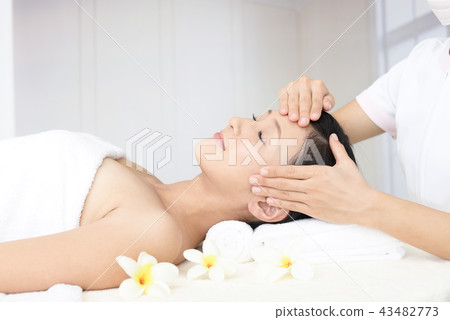 A woman relaxing with an esthetic salon A woman relaxing with an esthetic salon 43482773