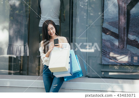 Mobile phone shopping and find promotion. 43483071