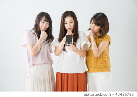 一個女人困擾著看著智能手機 43486786