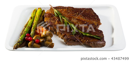 Beef steak with asparagus and mushrooms 43487499