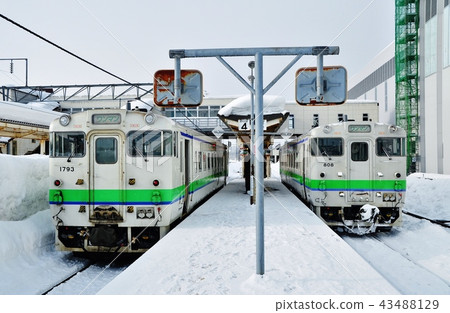 Esashi Line ordinary train (Kiha 40 series) stopping at Kikonai Station 43488129