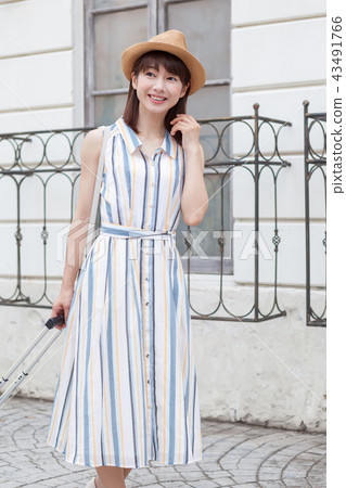 一位年輕的女士在旅途中 43491766