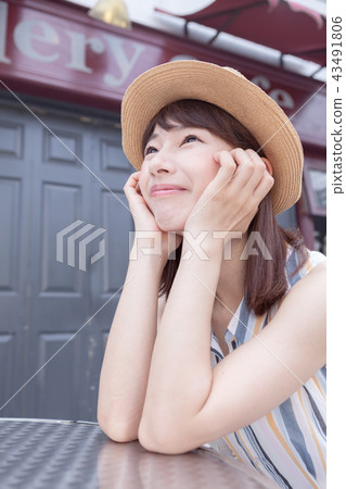 有藤莖的少婦在旅行的一個開放咖啡館 43491806