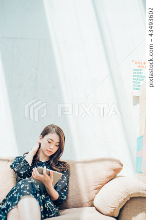Lifestyle woman working with tablet 43493602