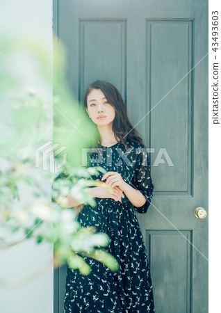 Female portrait 43493603