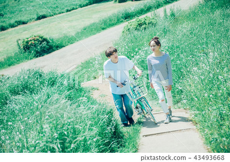 A couple doing a date 43493668