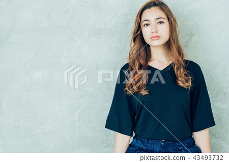 Female portrait 43493732