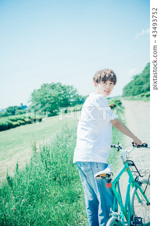 Lifestyle male portrait 43493752