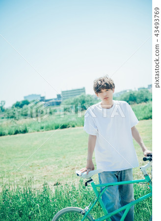 Lifestyle male portrait 43493769