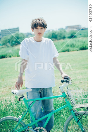 Lifestyle male portrait 43493789