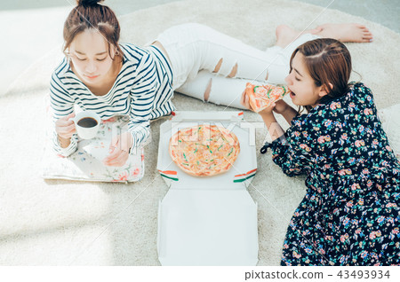 享受婦女協會的婦女 享受婦女協會的婦女 43493934