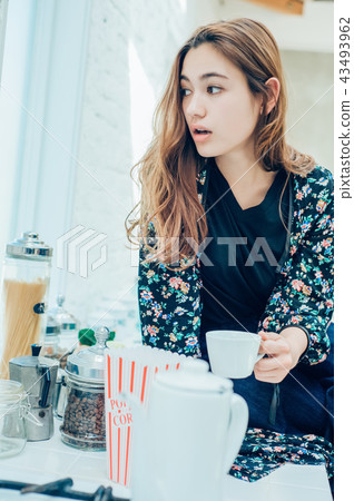 生活方式女人喝咖啡 生活方式女人喝咖啡 43493962