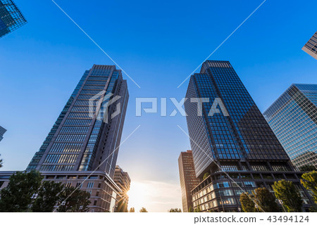 東京丸之內辦公樓區域晚上視圖 43494124