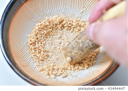 Mortar, white sesame and sesame seeds. It is a small size mortar, flour powder wood, and white sesame (red sesame). Sesame is rubbing. 43494447