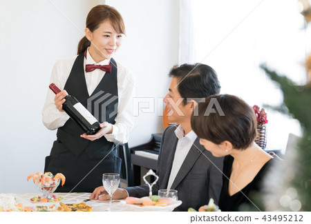 Somrieres and customers Somrieres and customers 43495212