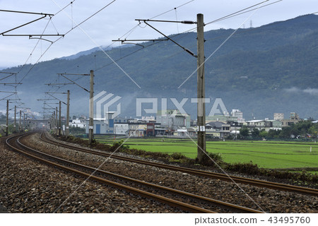 火車鐵道之旅在農村鄉野間 火車鐵道之旅在農村鄉野間 43495760