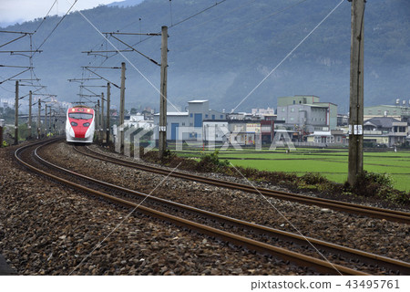 火車鐵道之旅在農村鄉野間 火車鐵道之旅在農村鄉野間 43495761