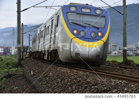 火車鐵道之旅在農村鄉野間 火車鐵道之旅在農村鄉野間 43495763