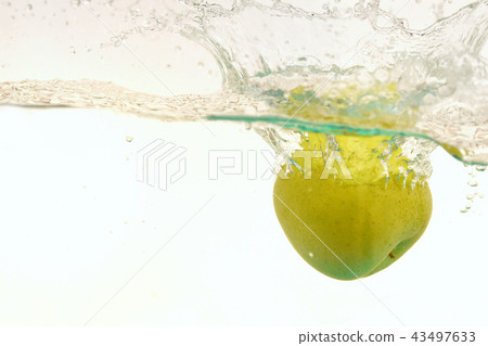 水下的蘋果 水下的蘋果 43497633