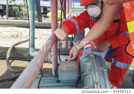 The maintenance technician is inspecting The maintenance technician is inspecting 43498312