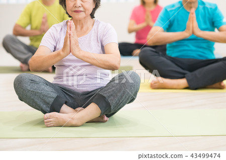 高級瑜伽四名高級男女 43499474