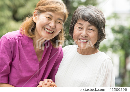 戶外兩名微笑的日本資深婦女 43500296