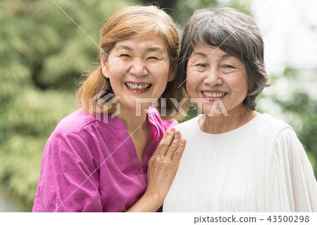 戶外兩名微笑的日本資深婦女 戶外兩名微笑的日本資深婦女 43500298