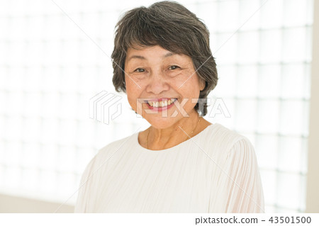 有微笑的日本資深婦女 43501500