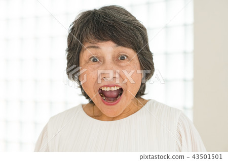 驚訝的日本高級女士 43501501