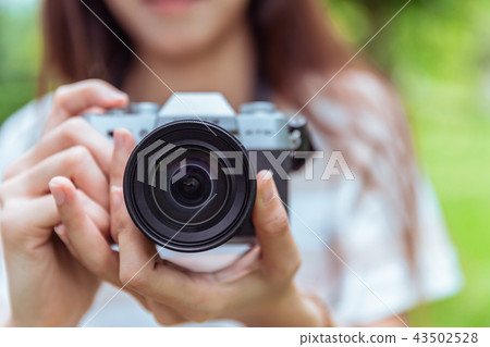 girl teen hold mirrorless camera girl teen hold mirrorless camera 43502528