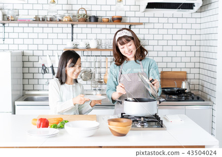 Mother-daughter kitchen dish 43504024