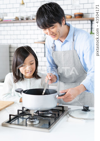 父親和girlfood廚房盤 父親和girlfood廚房盤 43504171