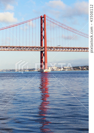 The 25 de Abril steel suspention bridge 43508112