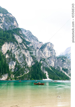Lago di braies with green waters 43508143