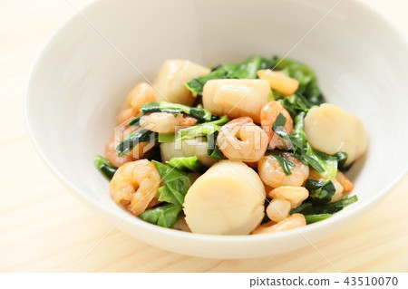 Stir-fried scallops with shrimp and cabbage 43510070
