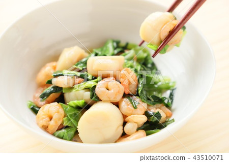 Stir-fried scallops with shrimp and cabbage 43510071