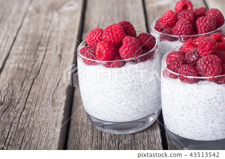 Chia yogurt with granola 43513542
