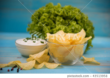 Crispy potato chips in a glass bowl 43513958