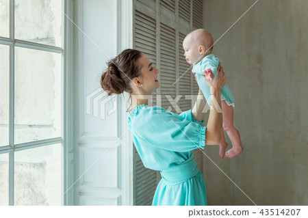 mother and daughter playing at home 43514207