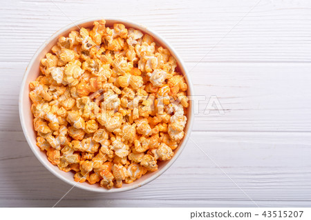 Yellow cheese popcorn in bowl 43515207