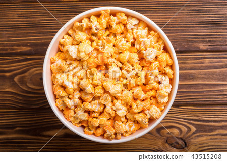 Yellow cheese popcorn in bowl 43515208