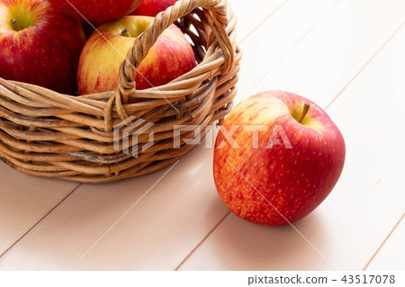 在瓶子的紅色成熟蘋果 43517078