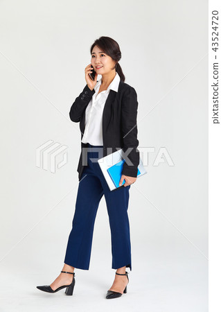 20s, 30s business woman walking on the phone while working, job, job, smartphone, phone, mobile, work 20s, 30s business woman walking on the phone while working, job, job, smartphone, phone, mobile, work 43524720