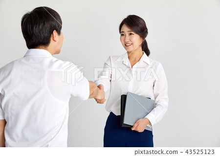 30多歲的女商人握手,工作,工作,自信,握手, 30多歲的女商人握手,工作,工作,自信,握手, 43525123