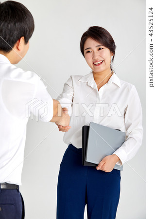 30多歲的女商人握手,工作,工作,自信,握手, 30多歲的女商人握手,工作,工作,自信,握手, 43525124