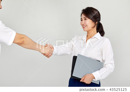 30多歲的女商人握手,工作,工作,自信,握手, 30多歲的女商人握手,工作,工作,自信,握手, 43525125