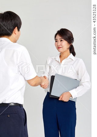 30多歲的女商人握手，工作，工作，自信，握手， 43525128