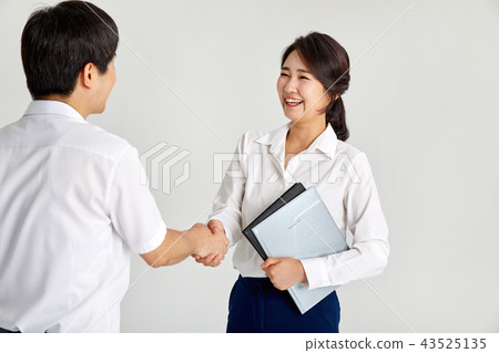 30s business woman shaking hands, job, job, confident, handshake, 43525135