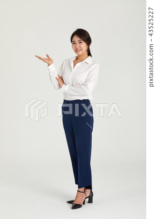 20s, 30s business woman guiding with hands, job, job, 20s, 30s business woman guiding with hands, job, job, 43525227