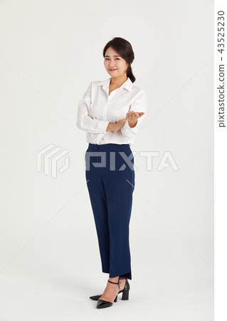 20s, 30s business woman guiding with hands, job, job, 43525230